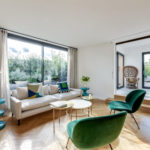 明るい茶色の床のインテリア-暗い茶色の家具・有彩色配色例64選
