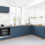 青のキッチンと床の色18パターン&青い扉のキッチン実例57選