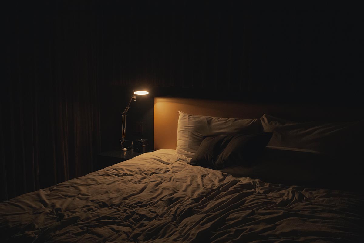 寝室の枕元の間接照明