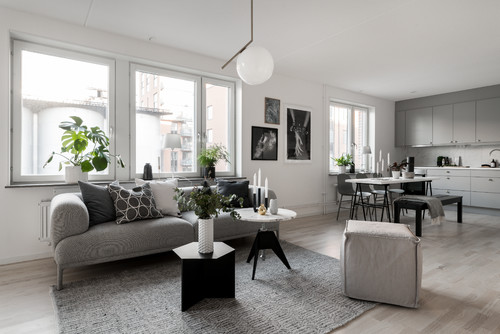 グレージュの床×茶系・モノトーン系6種類の家具の色のコーディネート実例