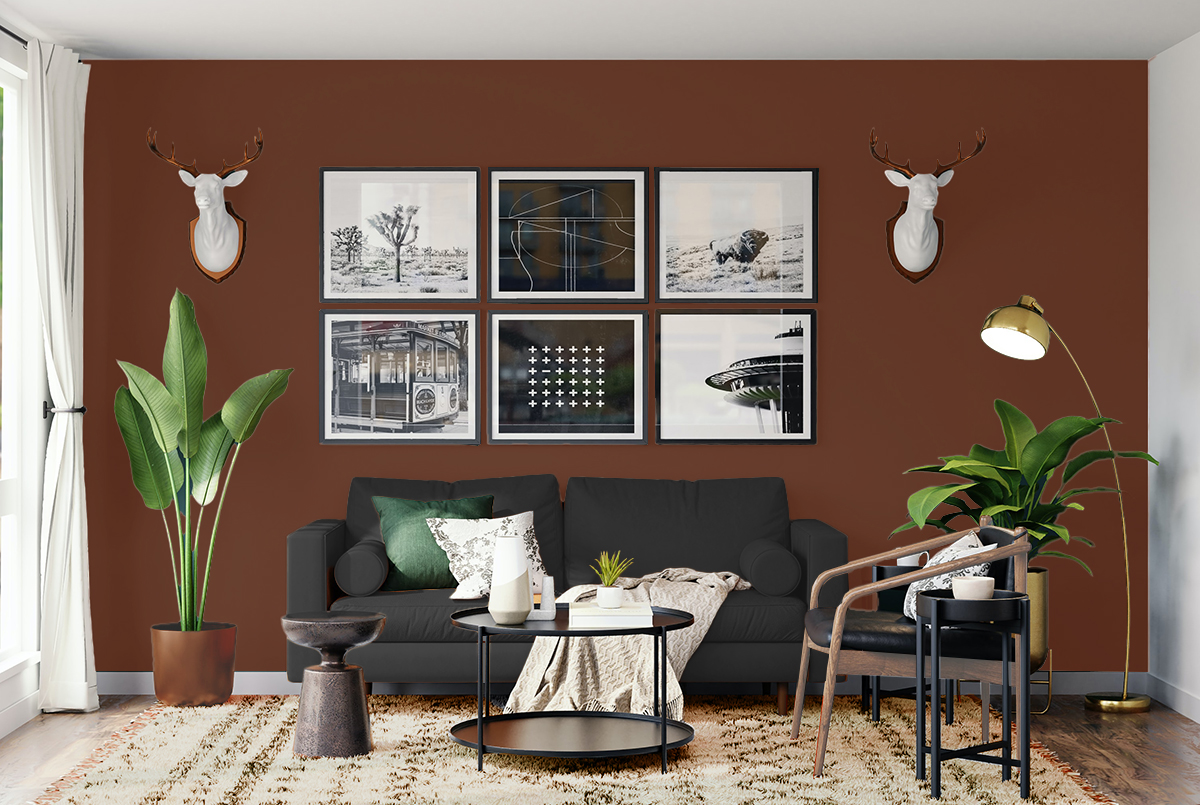 茶色の壁と黒のソファの組み合わせ