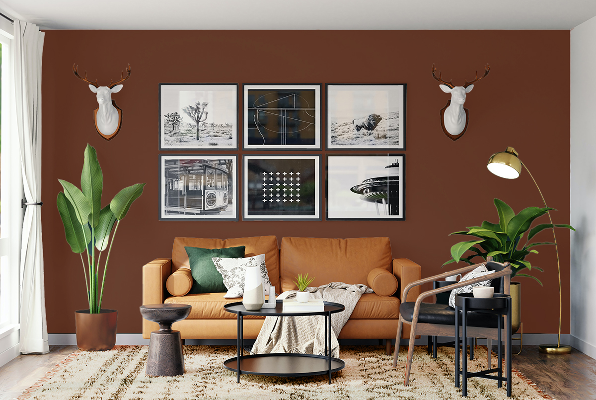茶色の壁と茶色のソファの組み合わせ