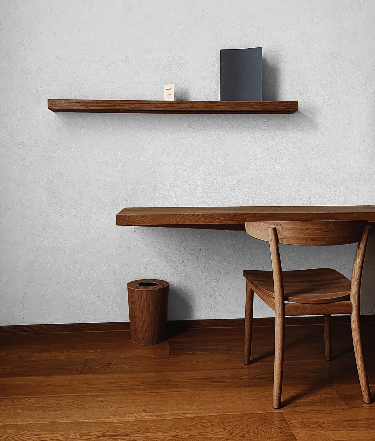 グレーの壁紙+暗い茶系の木目家具