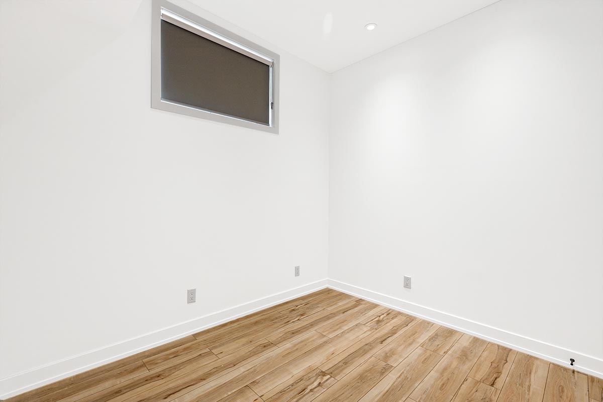 床が茶系の木目・壁&天井がホワイトの一般的な配色の部屋
