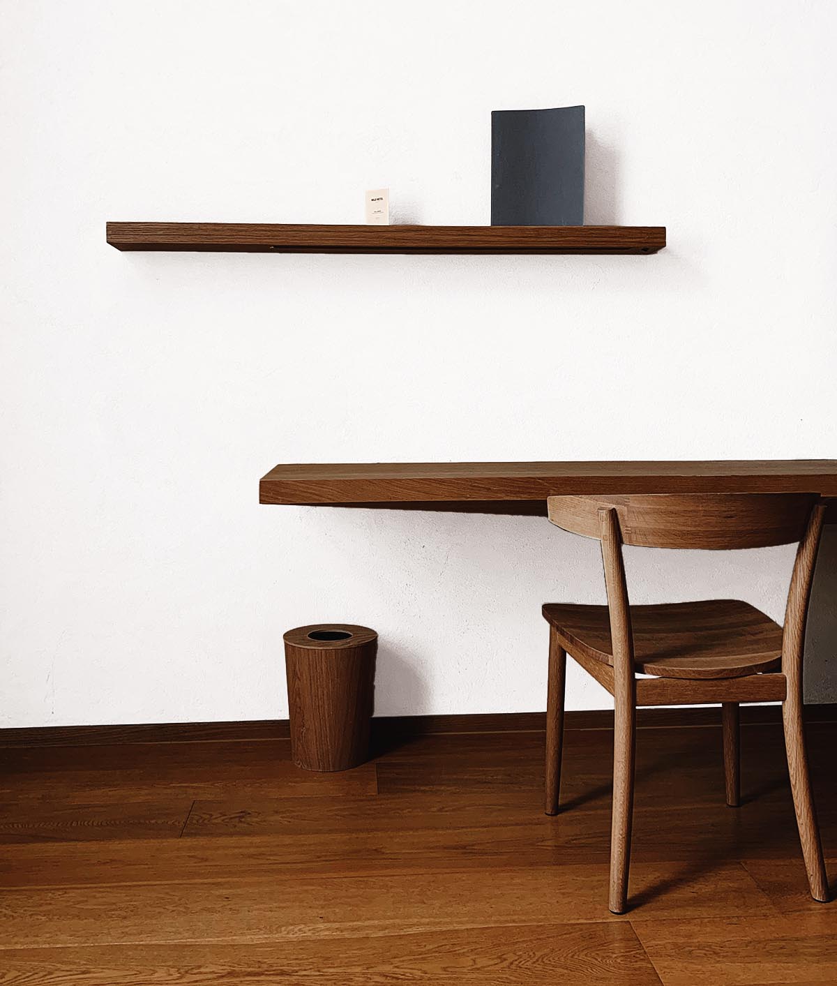 ホワイト系の壁紙+暗い茶系の木目家具